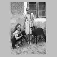 073-0052 Hildegard Laabs und Inge Schellin, Ferienkind aus Berlin, mit den Ziegen auf dem Hof Laabs.jpg